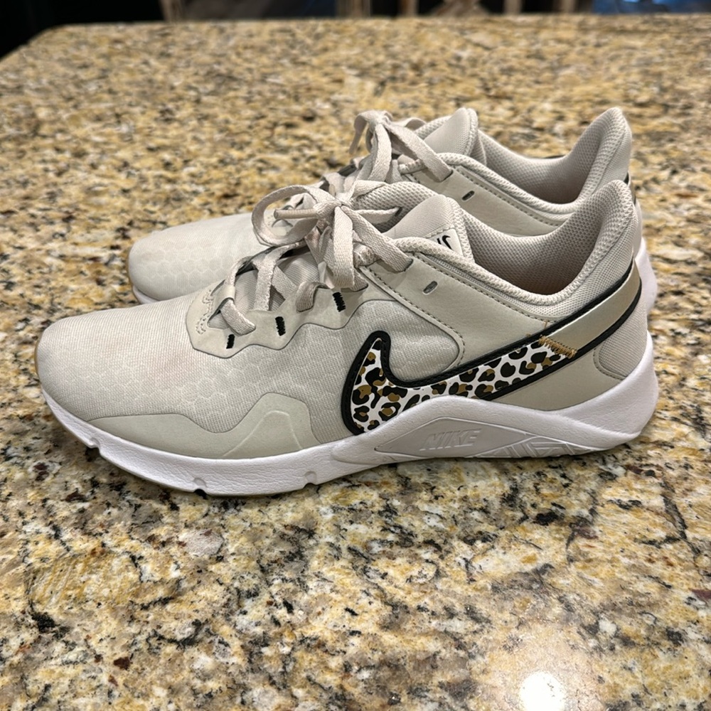 Nike Legend Essential 2 Premium Women Size 8 Leopard